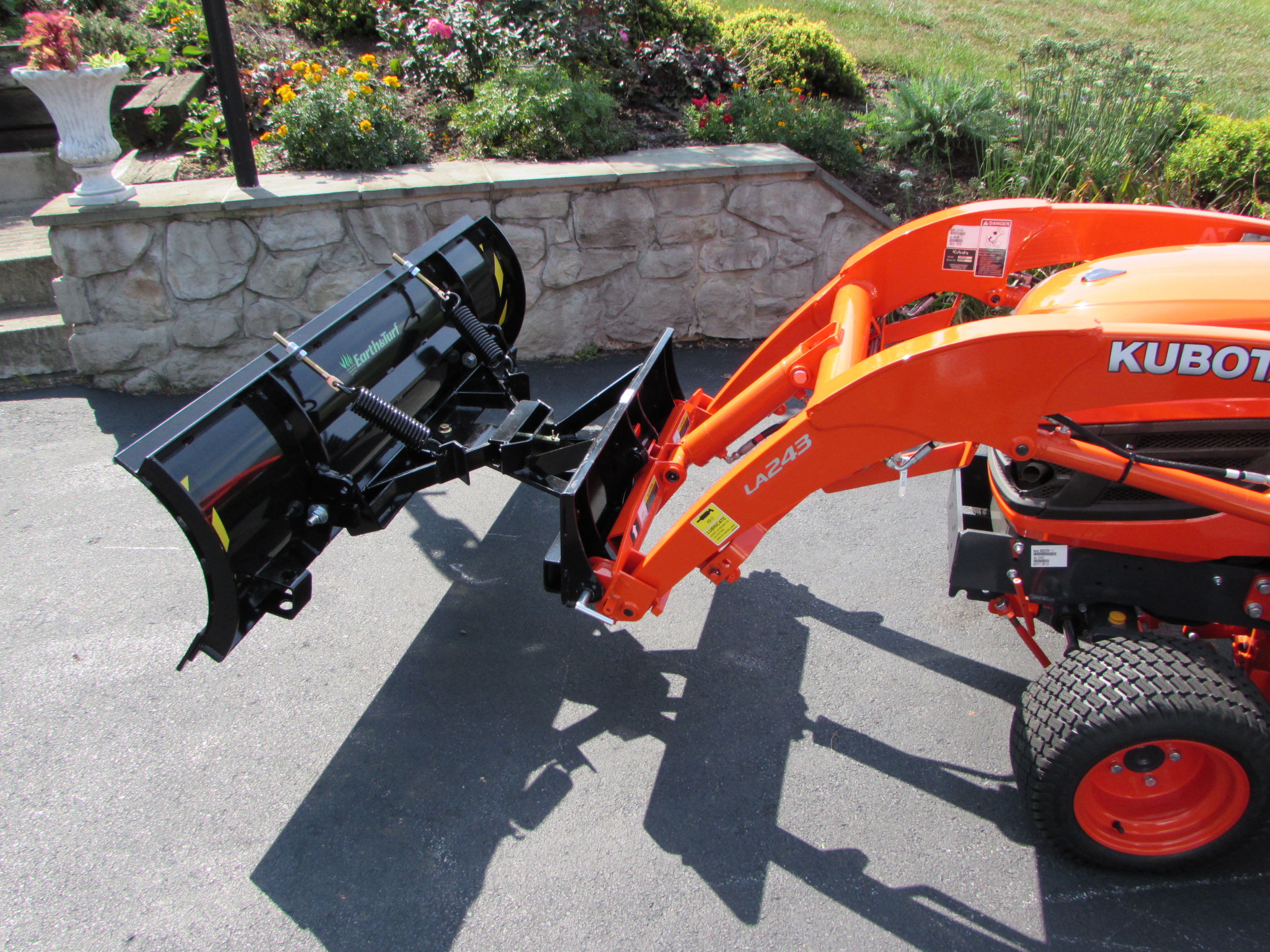 spand Våbenstilstand Ideel Kubota Snow Plows | Kubota BX Snow blade | Earth and Turf Attachments