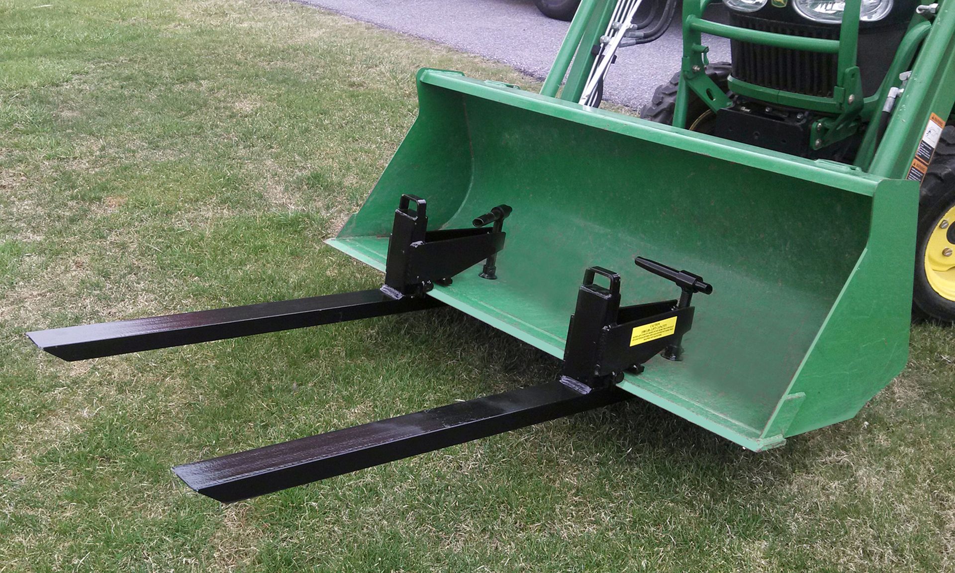 MusixiA 43'' Clamp-On Pallet Forks - 2000lb Capacity Tractor Attachment For John Deere & Kubota